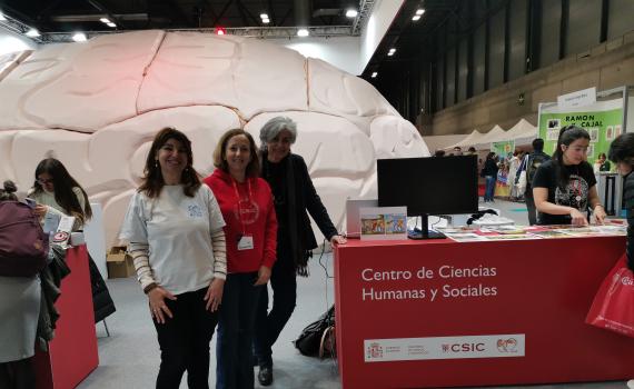 La presidenta del CSIC, Eloísa del Pino, visita el stand del CCHS en la Feria Madrid Es Ciencia